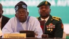 Bola Tinubu yicaye, inyuma ye hari umusirikare mukuru 