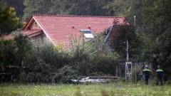 Abapolisi bagenzura agace gakikije iyo nzu yo mu rwuri mu ntara ya Drenthe mu Buholandi ejo ku wa gatatu