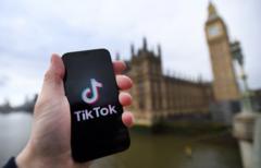 Logotipo do Tik Tok em um smartphone em frente ao parlamento britânico em Londres, Grã-Bretanha, 16 de março de 2023