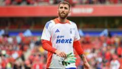 Forest goalkeeper Turner joins Lyon