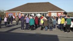 Ffurfio cadwyn ddynol mewn ymgais i achub meddygfa rhag cau