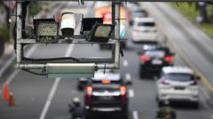Sejumlah kendaraan bermotor melintas di bawah Alat Sistem Jalan Berbayar Elektronik (ERP) di Jalan Medan Merdeka Barat, Jakarta, Senin (9/1/2023).