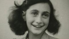 Foto em preto e branco de Anne Frank sorrindo
