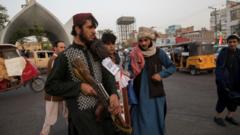 हेरातमा गस्ती गर्दै तालिबान लडाकु