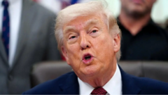 Trump oo sheegay inuu filayo in "duqeymihii ay bilowdaan haddii aan horumar laga gaarin wadahadallada Iran"