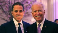 Hunter Biden (trái) với cha mình, đương kim Tổng thống Mỹ Joe Biden.