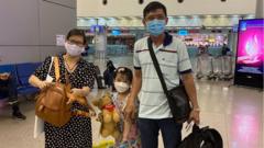 Gia đình cựu tù chính trị Phạm Thanh Nghiên tại sân bay hôm 14/4/2023