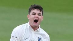 Sussex close in on win against battling Derbyshire