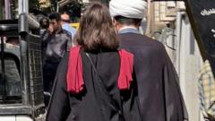 İran'da bir kadın başı açık yürüyor