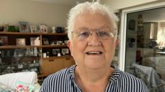 Talu am glun newydd yn Lithuania 'er mwyn byw fy mywyd' 