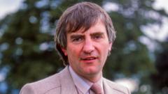 Y newyddiadurwr a'r cyflwynydd, Sulwyn Thomas, wedi marw yn 82 oed