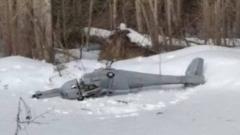 Drone caído em neve na floresta