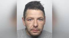 Cyhuddo tri o ladd llofrudd o Aberystwyth yn y carchar