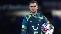 Long-serving keeper Shea signs new Luton deal  