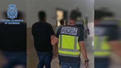 Captura de tela do vídeo do Ministério do Interior mostrando homem de costas sendo levado pela polícia
