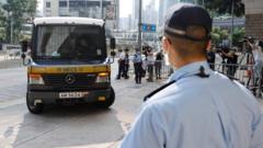 载着唐英杰的监狱囚车抵达香港最高法院大楼（27/7/2021）