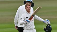 Warwickshire go top despite Verreynne century