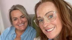 Dwy fam eisiau rhannu profiadau gonest o fagu plant ag anghenion arbennig