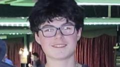 Teyrnged i ddyn 18 oed 'oedd â'i holl fywyd o'i flaen'