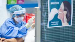 一名医护人员在澳门利玛窦中学全民核酸检测站为市民采样（新华社图片4/85/2021）