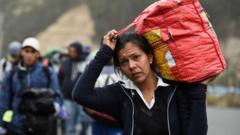Migrante venezuela caminhando no Equador