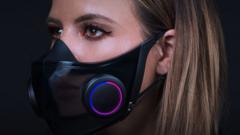 雷蛇推出的智能口罩中間是半透明的，可以看到佩戴者的嘴型（Credit: RAZER）