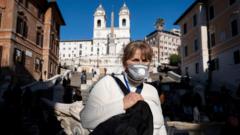 женщина в маске в Риме