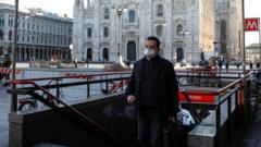 Čovek sa maskom ispred milanskog Duoma