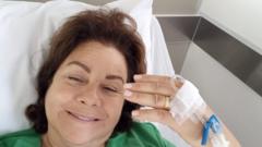 Simone Barbosa sorri deitada em leito de hospital