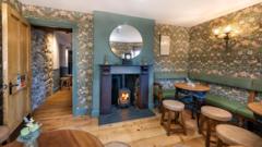 Tafarn gymunedol Ty'n Llan yn Llandwrog yn agor ar ei newydd wedd