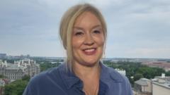 Maxine Hughes 'wedi bod yn lwcus iawn' gyda'i thriniaeth canser