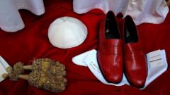 mengapa-paus-memakai-sepatu-merah-apakah-paus-menerima-gaji-serba-serbi-seputar-paus