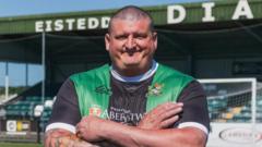 Clwb Pêl-droed Aberystwyth i gydweithio ag un o gogyddion gorau Cymru