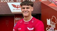 Wales centre James signs new Scarlets contract