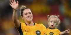 ऑस्ट्रेलिया की फुटबॉलर कैटरीना गोरी अपनी बेटी हार्पर के साथ.  