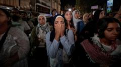 Sejumlah perempuan memprotes insiden ledakan terhadap RS Al-Ahli di Gaza.