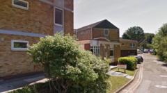 Undeb yn 'siomedig' gyda phapur myfyrwyr yn cymharu fflatiau Cymraeg â 'getos'