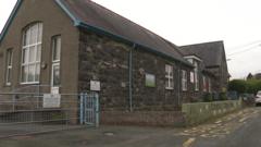Cyngor Gwynedd yn cytuno i gau dwy ysgol gynradd