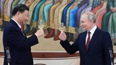 Vladimir Putin e Xi Jinping fazem brinde durante encontro em Moscou