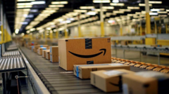 Caixas com o logotipo da Amazon em centro de distribuição da empresa