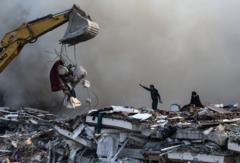 Equipes de resgate procuram sobreviventes no local em que prédio desabou após terremoto em Iskenderun, distrito de Hatay, na Turquia, 07 de fevereiro de 2023