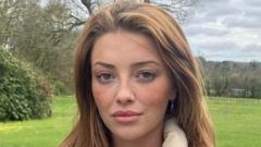 'Fi'n ystyried gweithio i ffwrdd' - myfyriwr parafeddygol yn poeni am ddiffyg swyddi