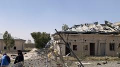 پاکستان وايي کندهار کې یې د طالبانو حکومت پر پوځي اهدافو بریدونه کړي؛ مجاهد: یو روغتون هم په نښه شوی