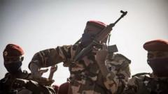 Mwanajeshi akifunga silaha yake wakati wa mazishi ya serikali ya Rais wa Mali aliyeangushwa hivi majuzi Ibrahim Boubacar Keita, mjini Bamako, Januari 21, 2022.