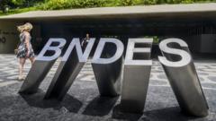 Escultura com o nome "BNDES", localizada na fachada da sede da instituição, no Riojogos de bingo betmotionJaneiro