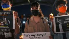 在台北「六四」悼念集會現場，一名年輕女子與兩名年輕男子手舉電子蠟燭及活動海報