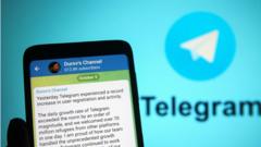 Canal do dono do Telegram Pavel Durov aparece em celular