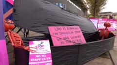 Luchd-obrach UHI air sreath de làithean stailce a thòiseachadh