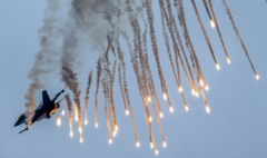 Le pilote néerlandais de l'équipe de démonstration tire des fusées éclairantes alors qu'il démontre ses compétences avec son F-16 lors du Slovak International Air Fest SIAF 2014 à la base aérienne slovaque de Sliac, le 30 août 2014. 