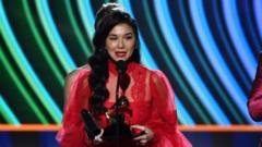 Sangeeta Kaur lên sân khấu nhận giải Grammy ngày 3/4